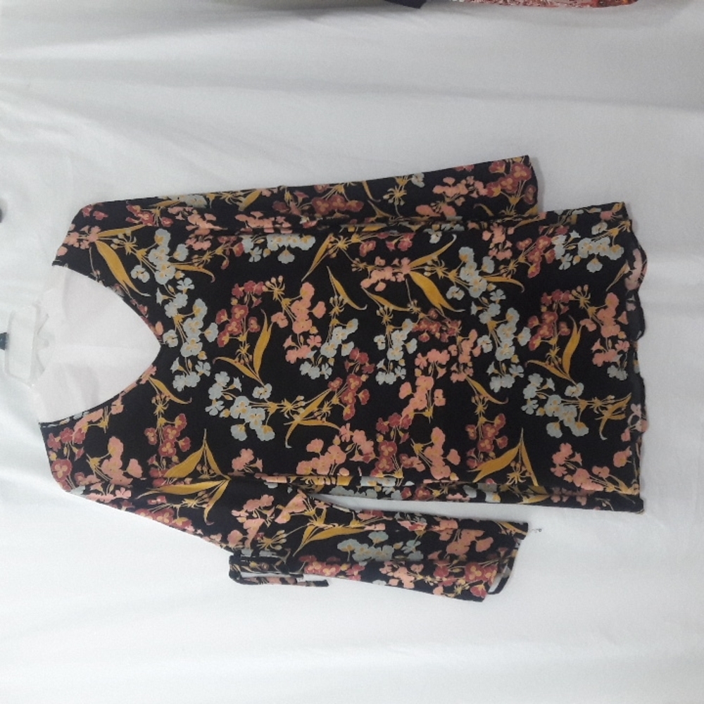 REWIND Wonen Dress Flowy Shift Floral Black Bell Sleeve Tie Off V-Neck S…